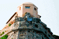 Appartamento all'interno di una fortificazione costiera con origini medievali, riqualificata nel periodo rinascimentale, sotto il dominio senese, acquistando allora il suo aspetto attuale, denominata ''Rocca aldobrandesca di Porto Ercole'', nota più comunemente come ''Rocca Spagnola'' situata in posizione ultrapanoramica collinare, con una splendida vista a 360 gradi sul mare, sull'Isolotto, sulla laguna di Orbetello, sul porto Ercole La porta d'ingresso principale alla struttura si apre lungo il lato orientale ed è preceduta da un caratteristico ponte levatoio