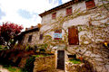 Villa in vendita di recente costruzione situata in posizione ultrapanoramica collinare, con giardino circostante di circa 3000 mq, costruita con i moderni criteri antisismici, rispettando i canoni architettonici, tipici per i fabbricati del luogo, ove si trova Villa in Umbria con terreno di proprietà e grande piscina